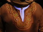 D&eacute;tail de la broderie de l'encolure